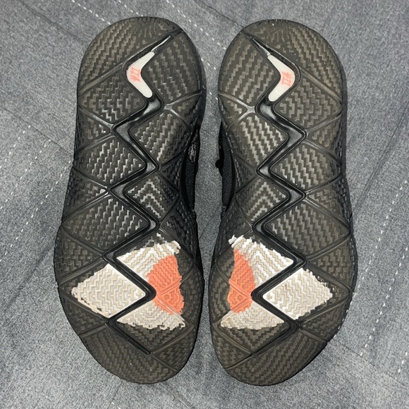 KYRIE 2 “WHAT THE CAMO” Men’s 9 1/2 LIKE NEW ONLY WORE IN DOORS - Picture 4 of 10